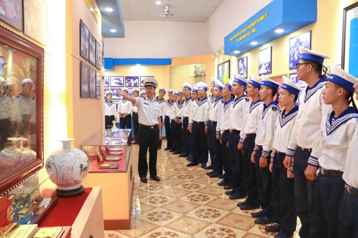 Lữ đoàn 101 tổ chức giáo dục truyền thống cho chiến sĩ mới