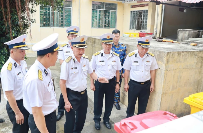Tư lệnh Vùng 4 Hải quân kiểm tra công tác xử lý rác thải tại Lữ đoàn 101