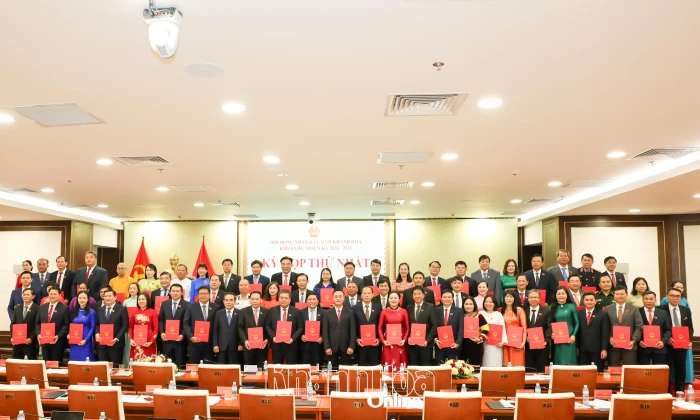 Trao giấy chứng nhận đại biểu HĐND tỉnh Khánh Hòa khóa VIII, nhiệm kỳ 2026 - 2031 cho 67 đại biểu trúng cử