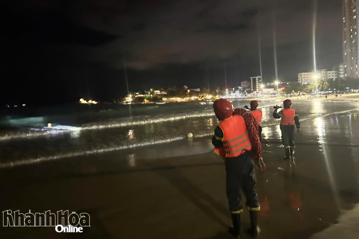 Tìm thấy thi thể nam thanh niên bị sóng cuốn ở bãi biển Hòn Chồng