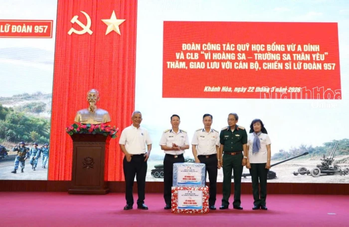 Quỹ học bổng Vừ A Dính và Câu lạc bộ “Vì Hoàng Sa - Trường Sa thân yêu” giao lưu với Lữ đoàn 957