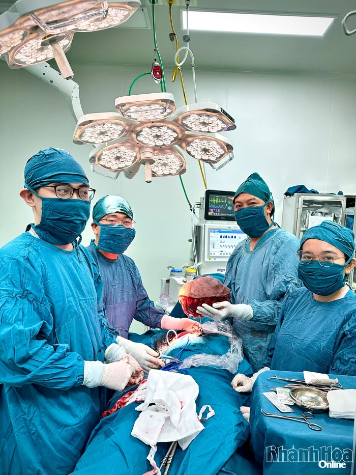 Cắt bỏ bướu diệp thể vú nặng 4kg cho nữ bệnh nhân