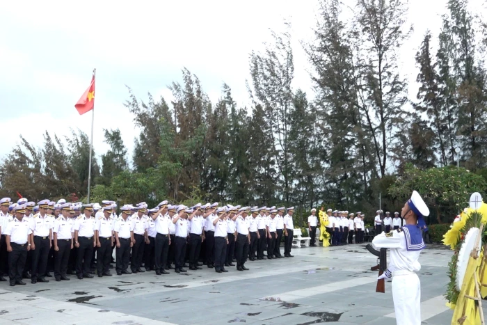 Vùng 4 Hải quân dâng hương tại Khu tưởng niệm chiến sĩ Gạc Ma