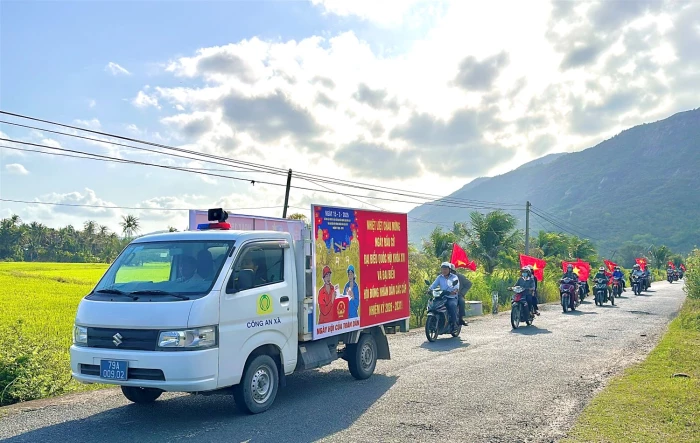 Xã Nam Cam Ranh tuyên truyền lưu động về bầu cử đại biểu Quốc hội và đại biểu HĐND các cấp