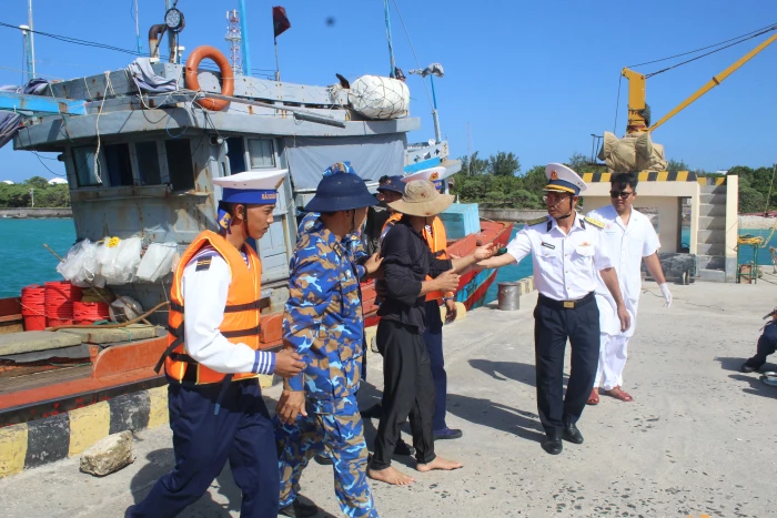 Bệnh xá đảo Song Tử Tây cấp cứu ngư dân bị tai nạn lao động trên biển