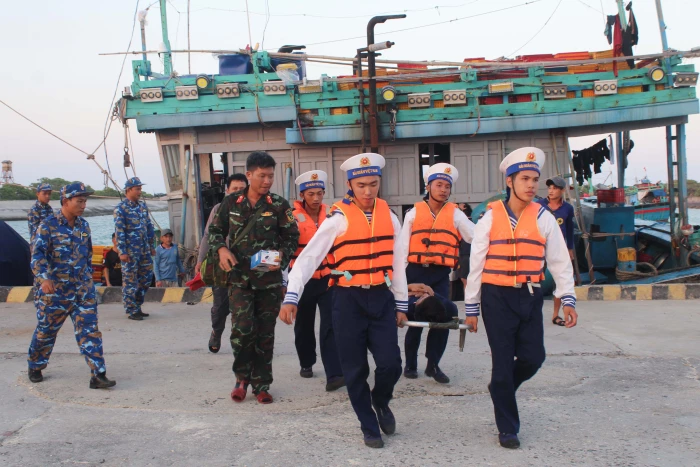 Bệnh xá đảo Song Tử Tây cấp cứu ngư dân bị tai nạn lao động