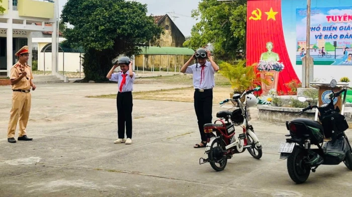 Công an xã Vạn Thắng phối hợp phổ biến pháp luật về trật tự an toàn giao thông cho học sinh và giáo viên