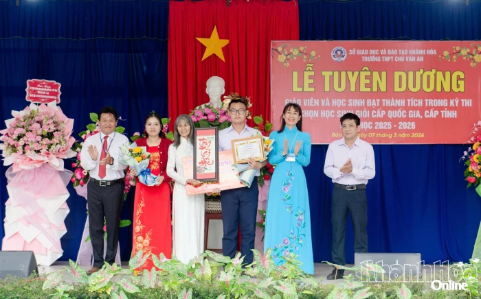Trường THPT Chu Văn An tuyên dương giáo viên và học sinh đạt thành tích trong kỳ thi chọn học sinh giỏi các cấp