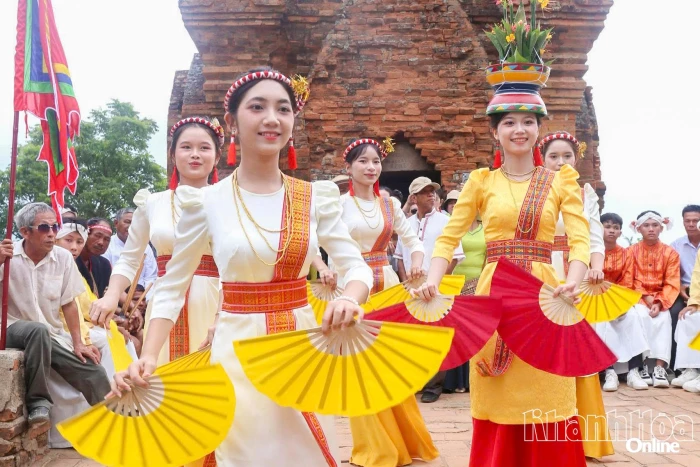 Phát huy giá trị trang phục truyền thống của đồng bào Chăm