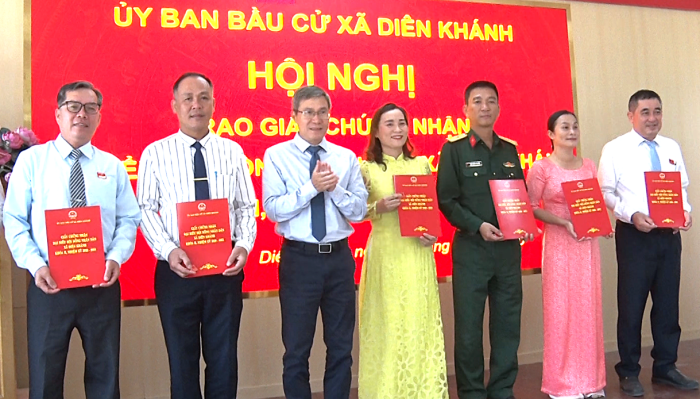 Ủy ban Bầu cử xã Diên Khánh trao giấy chứng nhận đại biểu HĐND xã nhiệm kỳ 2026 - 2031