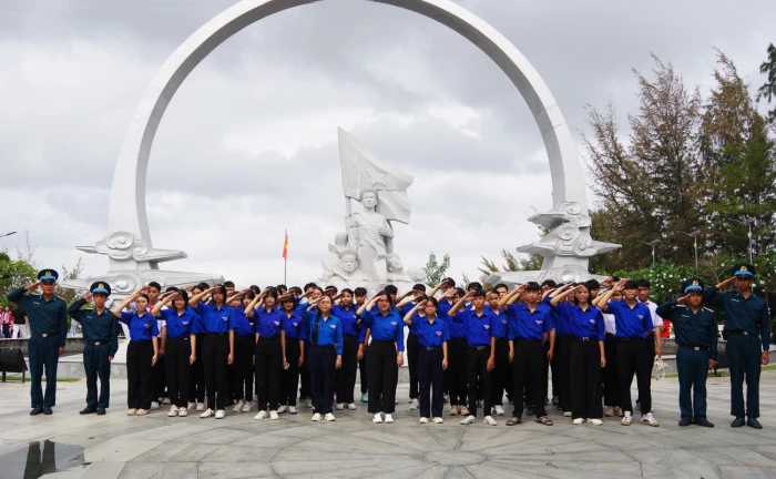 Đoàn Trường THCS Nguyễn Văn Trỗi tổ chức lễ kết nạp đoàn viên mới tại Khu tưởng niệm chiến sĩ Gạc Ma