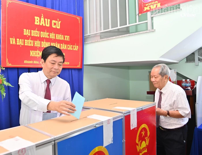 Phó Chủ tịch Thường trực HĐND tỉnh Lữ Thanh Hải dự và bỏ phiếu bầu cử Tổ bầu cử số 29, phường Nha Trang