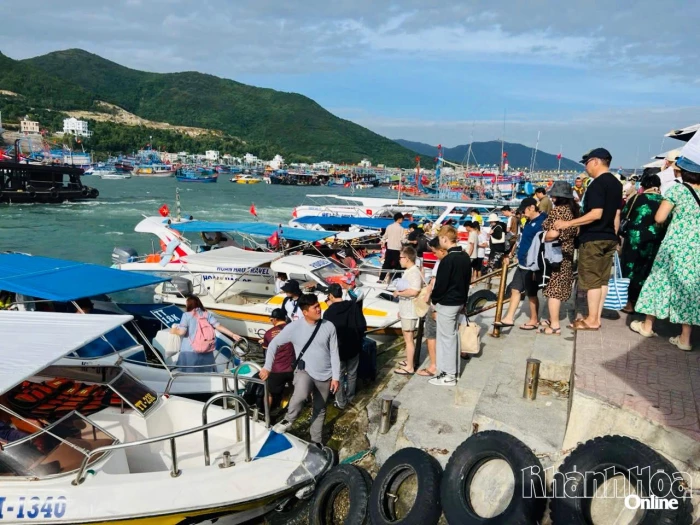 Du lịch biển, đảo: "Cùng chịu khó, cùng vượt khó"