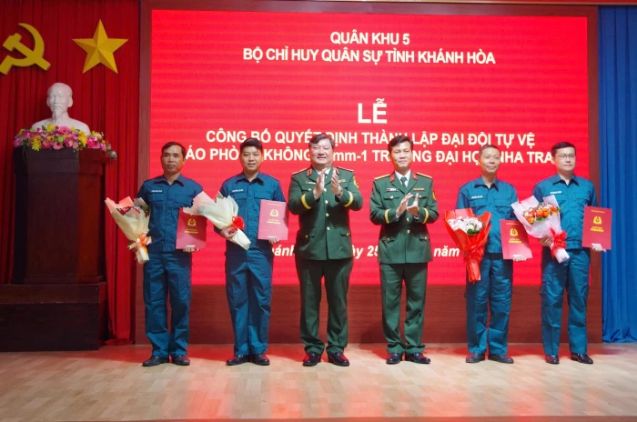 Ra mắt Đại đội Tự vệ pháo phòng không 37mm-1 Trường Đại học Nha Trang