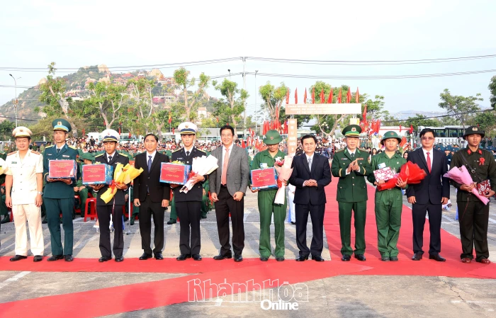 Phó Chủ tịch Thường trực UBND tỉnh Nguyễn Long Biên dự lễ giao nhận quân tại điểm giao nhận quân số 10