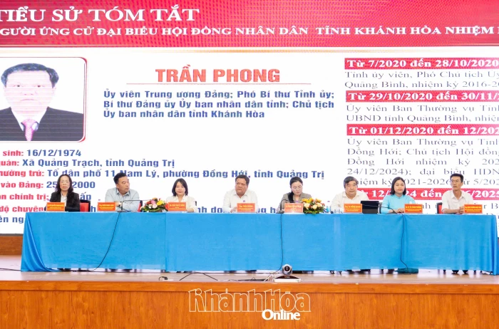 Chủ tịch UBND tỉnh Khánh Hòa Trần Phong và người ứng cử đại biểu HĐND tỉnh tiếp xúc cử tri Đơn vị bầu cử số 7