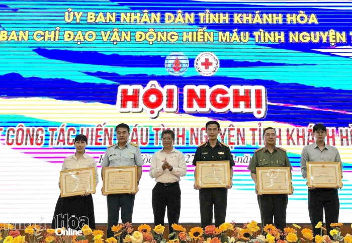 Công ty Cổ phần Điện lực Khánh Hòa được tặng bằng khen trong công tác hiến máu tình nguyện