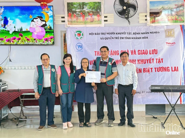 Hội Bảo trợ người khuyết tật, bệnh nhân nghèo và quyền trẻ em tỉnh Khánh Hòa trao quà cho học sinh khuyết tật và bệnh nhi