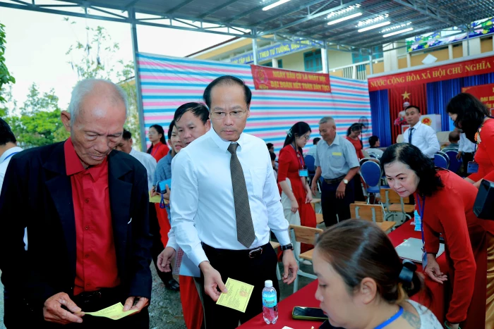 Chủ tịch Ủy ban MTTQ Việt Nam tỉnh Nguyễn Khắc Hà dự khai mạc và tham gia bỏ phiếu tại Khu vực bỏ phiếu số 32 phường Nam Nha Trang