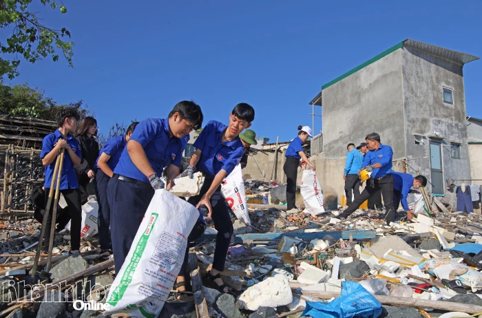 Đoàn phường Nha Trang phối hợp ra quân dọn vệ sinh môi trường bờ biển