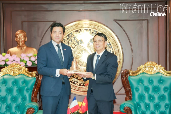 Phó Chủ tịch UBND tỉnh Khánh Hòa Nguyễn Thanh Hà tiếp Tổng Lãnh sự Pháp tại TP. Hồ Chí Minh