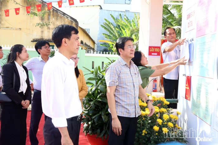 Phó Chủ tịch Thường trực UBND tỉnh Nguyễn Long Biên kiểm tra công tác chuẩn bị bầu cử tại phường Đô Vinh