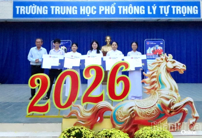 Trường Đại học Thái Bình Dương trao hơn 2,1 tỷ đồng học bổng cho học sinh Trường THPT Lý Tự Trọng