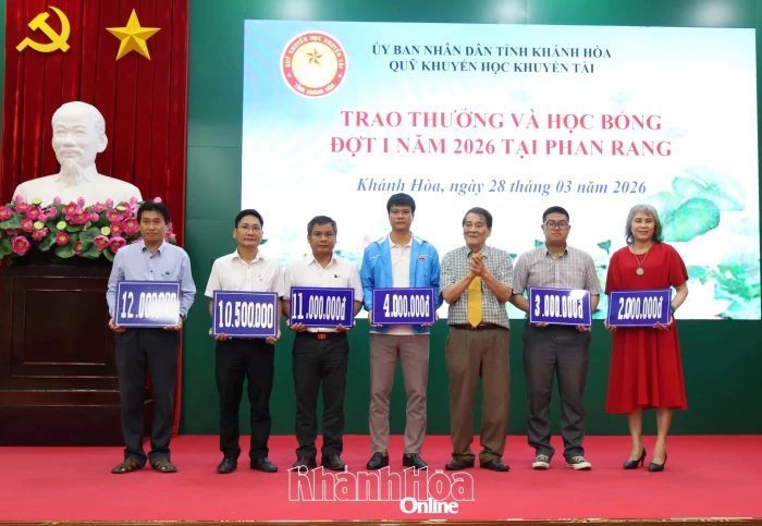 Trao 731 suất thưởng và học bổng cho học sinh các trường khu vực phía nam tỉnh Khánh Hòa