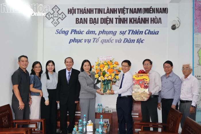 Phó Chủ tịch Thường trực Ủy ban MTTQ Việt Nam tỉnh Trần Thu Mai thăm các cơ sở Công giáo, Tin lành nhân dịp lễ Phục sinh