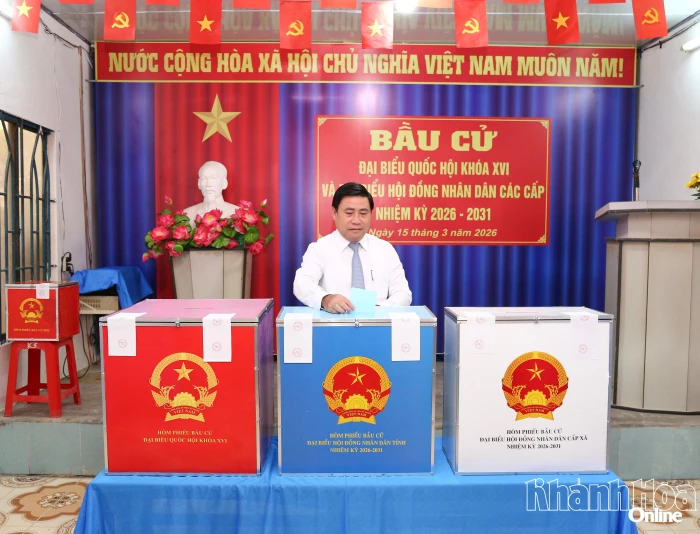 Chủ tịch HĐND tỉnh Lâm Đông dự lễ khai mạc và bỏ phiếu đầu tiên tại Khu vực bỏ phiếu số 4, phường Phan Rang