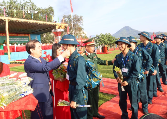Bí thư Tỉnh ủy Khánh Hòa Nghiêm Xuân Thành dự lễ giao nhận quân tại điểm giao nhận quân số 3