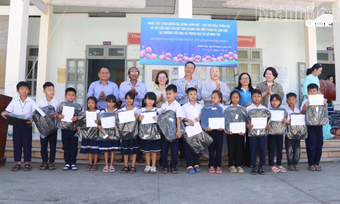 Trao 125 suất học bổng, phương tiện sinh kế cho học sinh, phụ nữ khó khăn