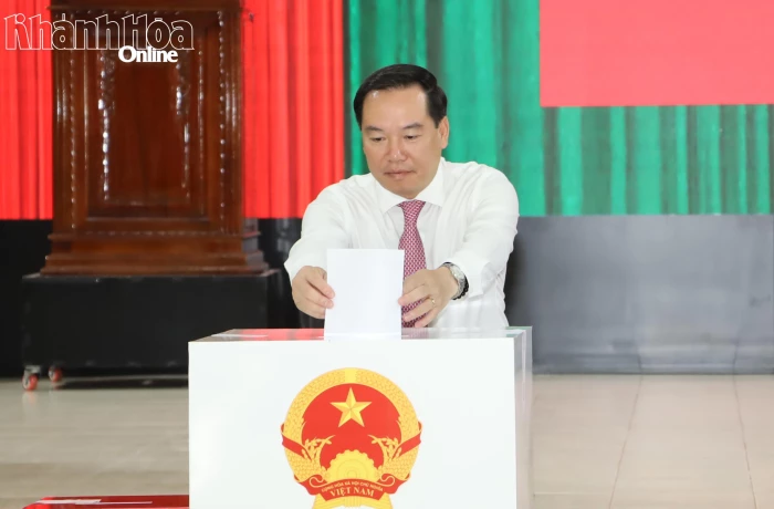 Phó Bí thư Thường trực Tỉnh ủy Hồ Xuân Trường tham gia bầu cử tại Khu vực bỏ phiếu số 1, đặc khu Trường Sa