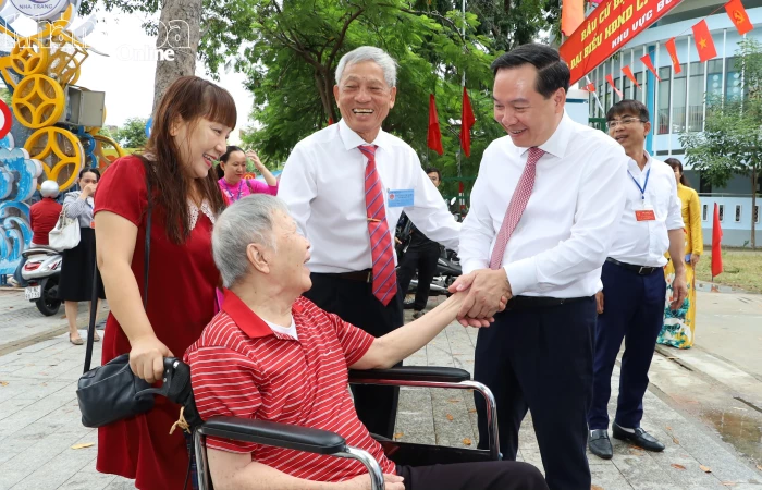 Phó Bí thư Thường trực Tỉnh ủy Hồ Xuân Trường kiểm tra công tác bầu cử tại phường Nam Nha Trang và phường Nha Trang