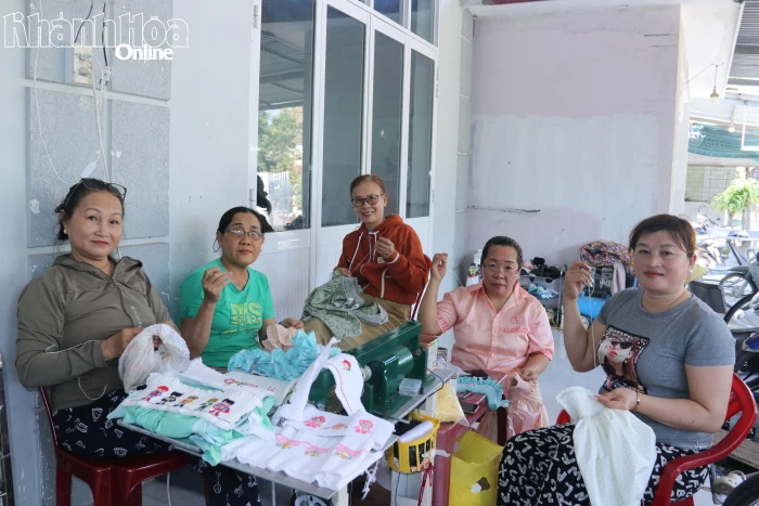 Thêm thu nhập từ nghề thêu thủ công