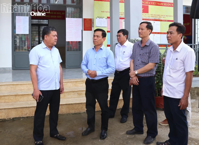 Chủ tịch UBND tỉnh Trần Phong kiểm tra công tác chuẩn bị bầu cử tại một số xã