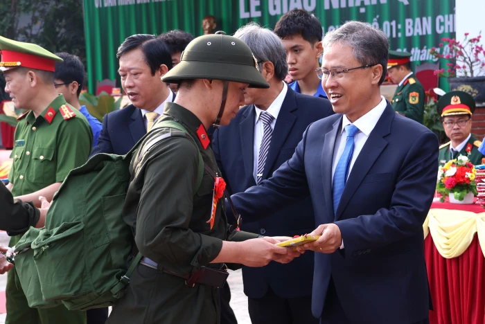 Phó Chủ tịch UBND tỉnh Khánh Hòa Trần Hòa Nam dự lễ giao nhận quân tại điểm giao nhận quân số 5