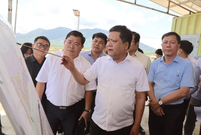 Chủ tịch UBND tỉnh Trần Phong kiểm tra tiến độ các dự án ở khu vực nam Vân Phong