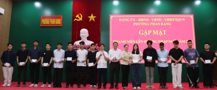 Phường Phan Rang gặp mặt, động viên 80 thanh niên chuẩn bị nhập ngũ