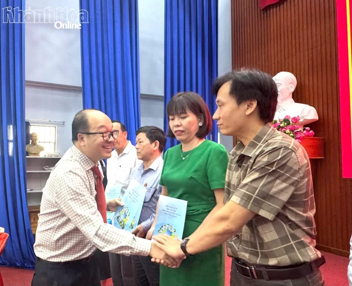 Bàn giao trạm y tế về UBND cấp xã quản lý