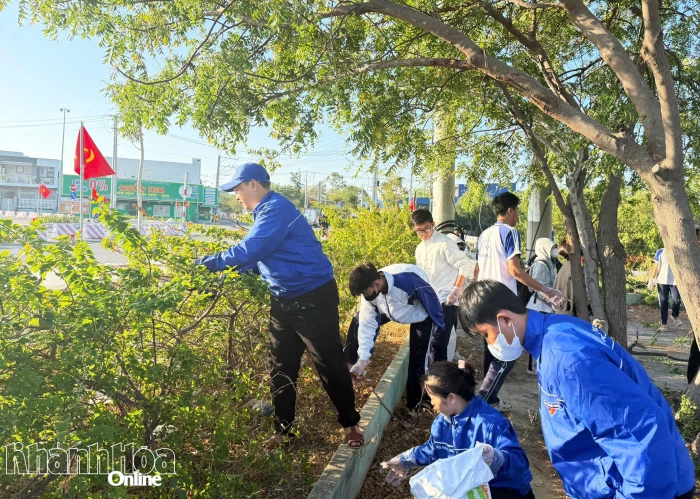 Đoàn phường Ninh Chử ra quân “Ngày Chủ nhật xanh”