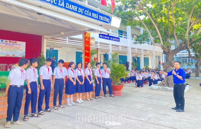 Đoàn phường Ninh Chử phối hợp tuyên truyền và ra quân cao điểm “Cổng trường an toàn giao thông”