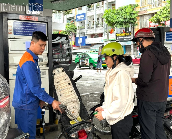 Giá xăng, dầu đồng loạt giảm mạnh từ 22 giờ ngày 11-3