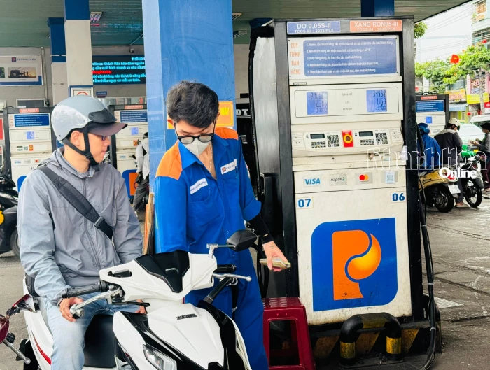 Giá xăng RON95-III vượt mốc 29.000 đồng/lít