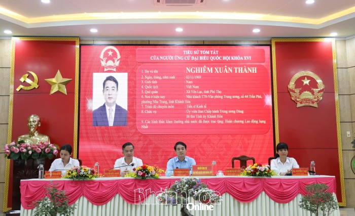 Bí thư Tỉnh ủy Nghiêm Xuân Thành và những người ứng cử đại biểu Quốc hội khóa XVI tiếp xúc cử tri phường Ninh Hòa