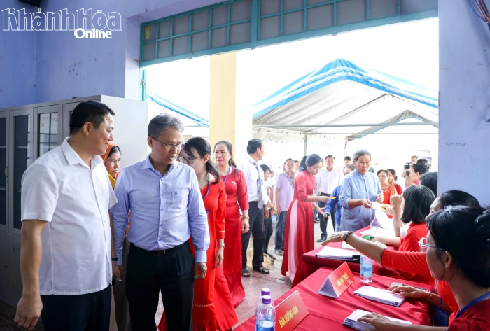 Phó Chủ tịch UBND tỉnh Trần Hòa Nam kiểm tra công tác bầu cử tại xã Thuận Nam