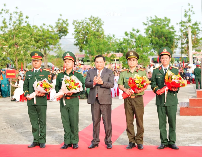Phó Chủ tịch UBND tỉnh Khánh Hòa Trịnh Minh Hoàng dự lễ giao nhận quân tại điểm giao nhận quân số 7