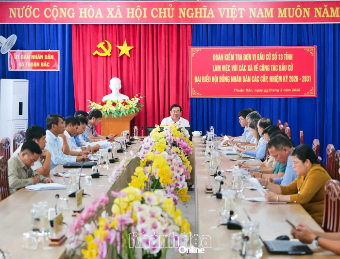 Phó Chủ tịch UBND tỉnh Trịnh Minh Hoàng kiểm tra công tác chuẩn bị bầu cử tại 5 xã phía nam tỉnh