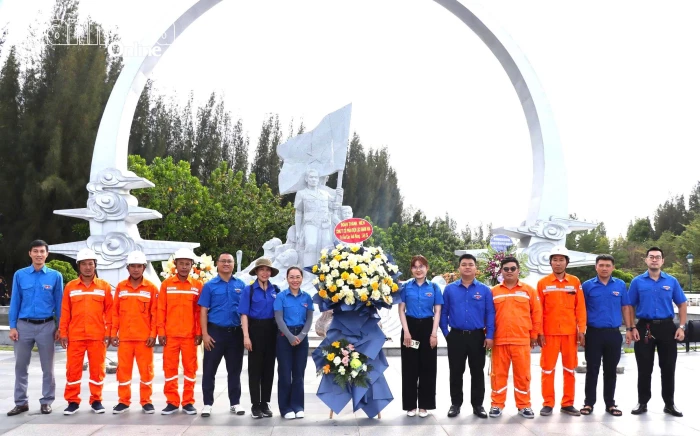Tuổi trẻ Công ty Cổ phần Điện lực Khánh Hòa dâng hương tưởng niệm chiến sĩ Gạc Ma