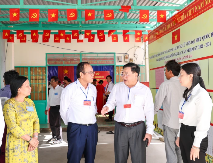 Phó Chủ tịch UBND tỉnh Trịnh Minh Hoàng kiểm tra công tác bầu cử tại các xã phía nam tỉnh